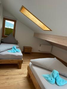 ミッテンヴァルトにあるFerienwohnungen Janaの屋根裏部屋のベッド2台