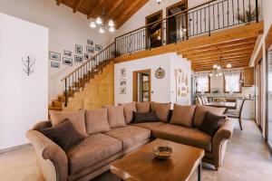 una sala de estar con un sofá y una mesa en Stavlos Luxury Stone House, en Ialisos 24 fotos más