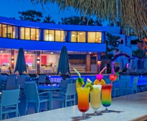 zwei Cocktails auf einem Tisch in einem Restaurant in der Unterkunft Bendis Beach Hotel in Akyarlar