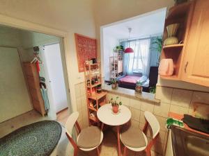 una pequeña cocina con mesa y sillas en una habitación en INNY Apartament Rynek Opole, en Opole