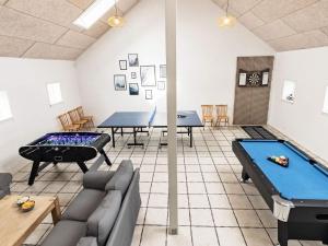 sala de estar con mesa de billar y de ping pong en 14 person holiday home in L kken, en Løkken