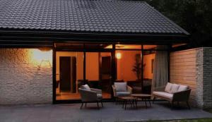 Galeriebild der Unterkunft Vrijstaande luxe vakantiewoning met grote tuin, veel privacy en prachtige natuur in Geesbrug