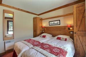 Ένα ή περισσότερα κρεβάτια σε δωμάτιο στο ARC 1950 - Suite de Prestige - Cheminée intérieur