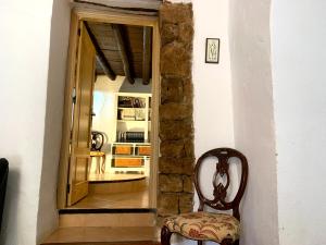 Habitación con silla y puerta abierta en La Cabieda - Junto al Río Cañamares - ideal para grupos y familias, en Chilluévar