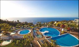uma vista aérea de um resort com duas piscinas em Apartamento Lázaro 26 Terraza con Vistas al Mar em Santa Úrsula
