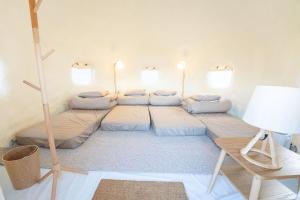 sypialnia z łóżkiem z poduszkami w obiekcie つながるキャンプリゾートQOONEL+ w mieście Azagawa
