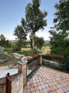 ogrodzenie z kutego żelaza z widokiem na ogród w obiekcie La casa di Zio Donato w mieście Roccamorice