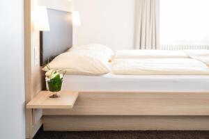 Postel nebo postele na pokoji v ubytování Hotel zum goldenen Kreuz