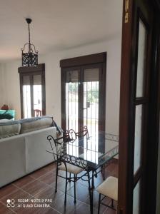 - un salon avec une table et un canapé dans l'établissement Agua de mayo, à Hinojales