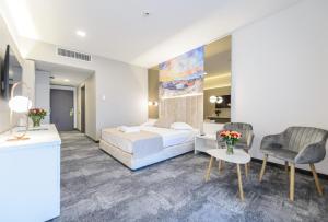 Кровать или кровати в номере Mirage Beach Spa Hotel