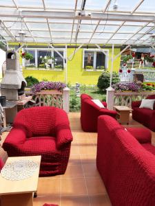 哈拉布希澈的住宿－Villa Vraji，庭院配有红色的椅子和桌子