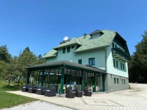un grand bâtiment avec beaucoup de fenêtres dans l'établissement Villa Lika 1, aux lacs de Plitvice