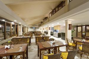 een restaurant met tafels en stoelen in een kamer bij Hotel Marsol Beach Resort in Natal