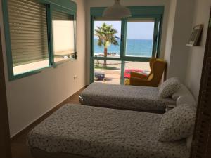 Postel nebo postele na pokoji v ubytování Precioso alojamiento en primera línea de playa
