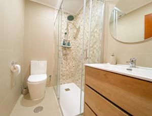 Un baño con ducha, inodoro y lavabo. en Supertubos Beach Villa, en Atouguia da Baleia