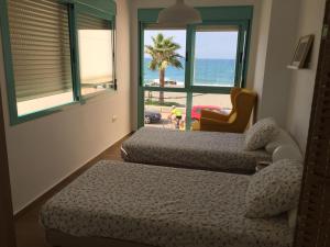 Posteľ alebo postele v izbe v ubytovaní Precioso alojamiento en primera línea de playa