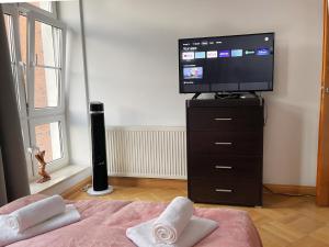 Televízia a/alebo spoločenská miestnosť v ubytovaní Old Town Center - Przy Deptaku