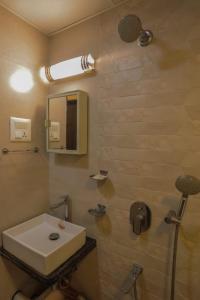 חדר רחצה ב-Cozy Furnished Apartment One Block From The Ocean