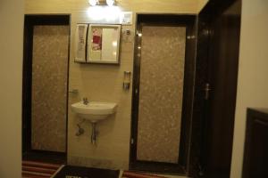 Vannituba majutusasutuses Cozy Furnished Apartment One Block From The Ocean