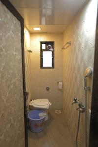 Vannituba majutusasutuses Cozy Furnished Apartment One Block From The Ocean