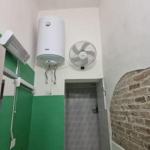 y baño con ventilador y ducha a ras de suelo. en Monolocale Studio Flat en Perugia