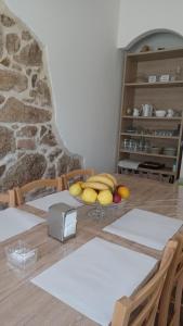 einen Tisch mit Bananen und Obst darüber in der Unterkunft B&B Bedda Ista in Porto Cervo