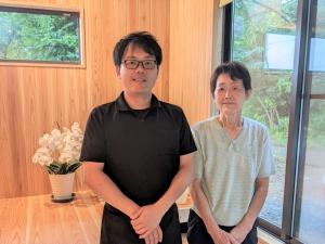 um homem e uma mulher numa sala em セルフ朝食付 炭火BBQ機材無料貸出 滋賀高島けしきのお宿メタセコイアの森 1日1組限定一棟貸別荘 Keshiki no Oyado em Takashima