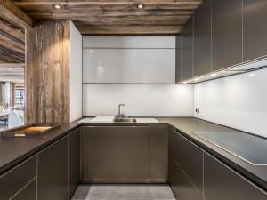 eine Küche mit grauen Schränken und einer Spüle in der Unterkunft Duplex spacieux pour 14 pers. avec sauna, terrasse et parking, au pied des pistes - Méribel Village - FR-1-566-11 in Les Allues + 7 Fotos