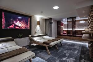 ペルティサウにあるホテル ポスト アムゼーのベッド2台と暖炉付きのホテルルームです。