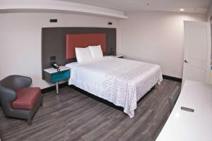 Un pat sau paturi într-o cameră la Rodeway Inn South Gate - Los Angeles South