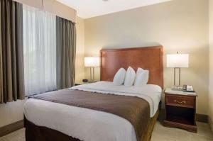 Katil atau katil-katil dalam bilik di MainStay Suites Airport