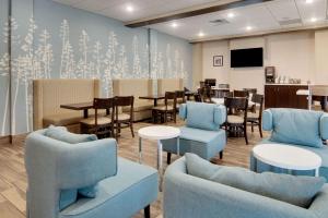 Zona de lounge sau bar la Sleep Inn Dallas Northwest - Irving