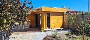 małą drewnianą kabinę ze stołem na pokładzie w obiekcie Cabourg Dives Houlgate - Cosy private home w mieście Dives-sur-Mer