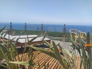 stół i krzesła na tle oceanu w obiekcie Penthouse La Palmita - Tazacorte, La Palma w mieście Tazacorte
