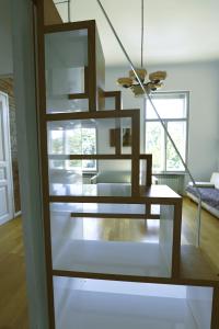 een woonkamer met een tafel en een lamp bij Apartment Piano Nobile, Zagreb in Zagreb
