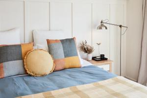מיטה או מיטות בחדר ב-Lakeside Villas at Crittenden Estate