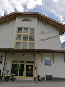 un edificio con un letrero que lee aparatos aleatorios en Ronalds Appartements, en Sankt Leonhard im Pitztal