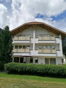 ein Gebäude mit Balkon auf der Seite in der Unterkunft Ronalds Appartements in Sankt Leonhard im Pitztal