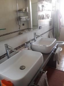 y baño con lavabo blanco y espejo. en Casa Zen by Mary, en Rivoli
