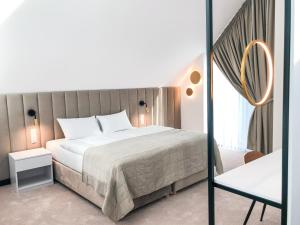 Säng eller sängar i ett rum på Hotel & Restauracja Nad Sandelą