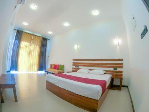 En eller flere senger på et rom på Hotel Anaulundawa