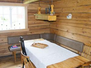 un comedor con una mesa con un bolso en 8 person holiday home in VIMMERBY, en Rumskulla