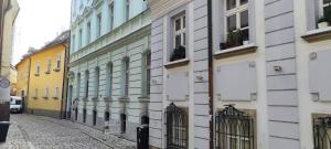 una fila de edificios en una calle de la ciudad en Apartment Kate - Old Town en Bratislava