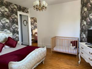 Posteľ alebo postele v izbe v ubytovaní Gîte de la comtesse château de la Bouchatte