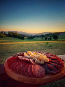 une plaque de saucisses sur une planche de découpe en bois dans l'établissement Brvnara Zečević, à Zlatibor