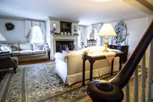 ein Wohnzimmer mit einem Sofa und einem Tisch in der Unterkunft Aiken Manor B&B in Franklin