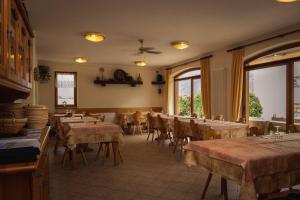 A restaurant or other place to eat at Agriturismo la campagnola