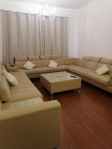 un soggiorno con divano e tavolino da caffè di شقق ليماس القصباء a Sharjah
