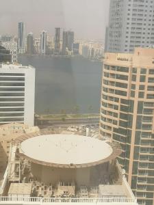 Shqq lymas alqsbaʾ
