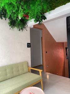 Ein Sitzbereich in der Unterkunft PAREA Athens